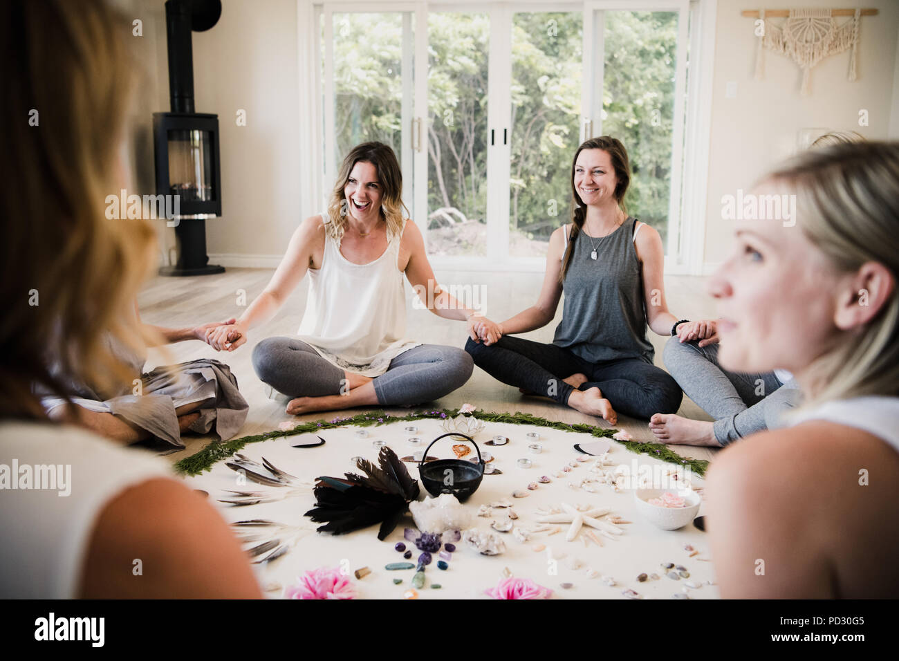 Frauen um Kreis in Yoga Retreat Stockfoto