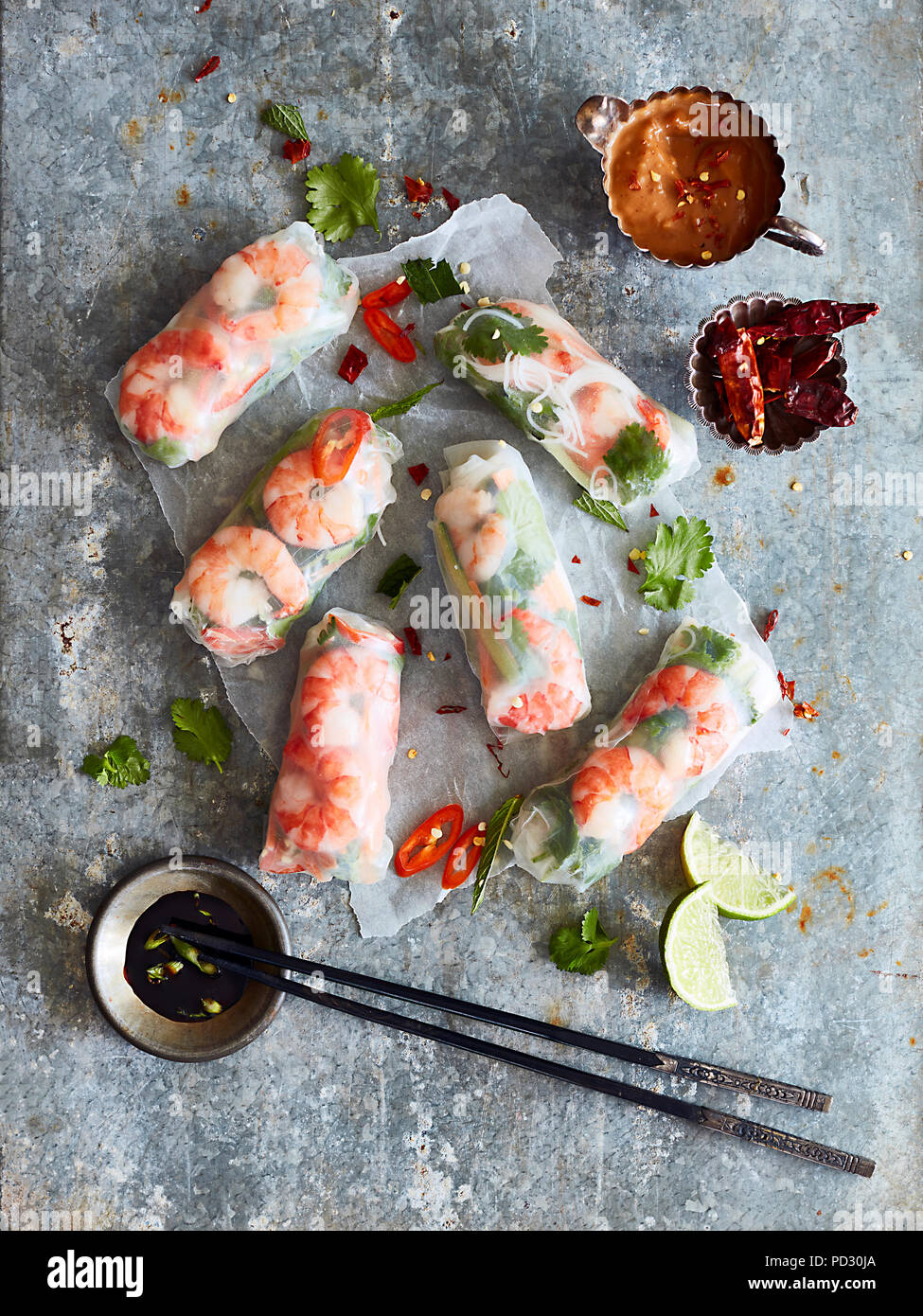 Prawn Rolls auf Reispapier und ein Paar Stäbchen Stockfoto