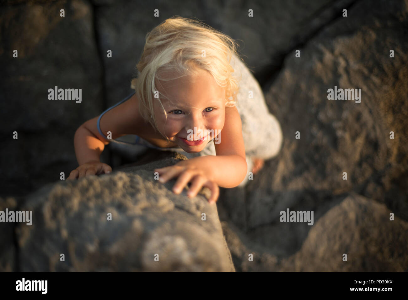 Ansicht von oben der jungen Mädchen, stehend auf Felsen, Doolin, Clare, Irland Stockfoto
