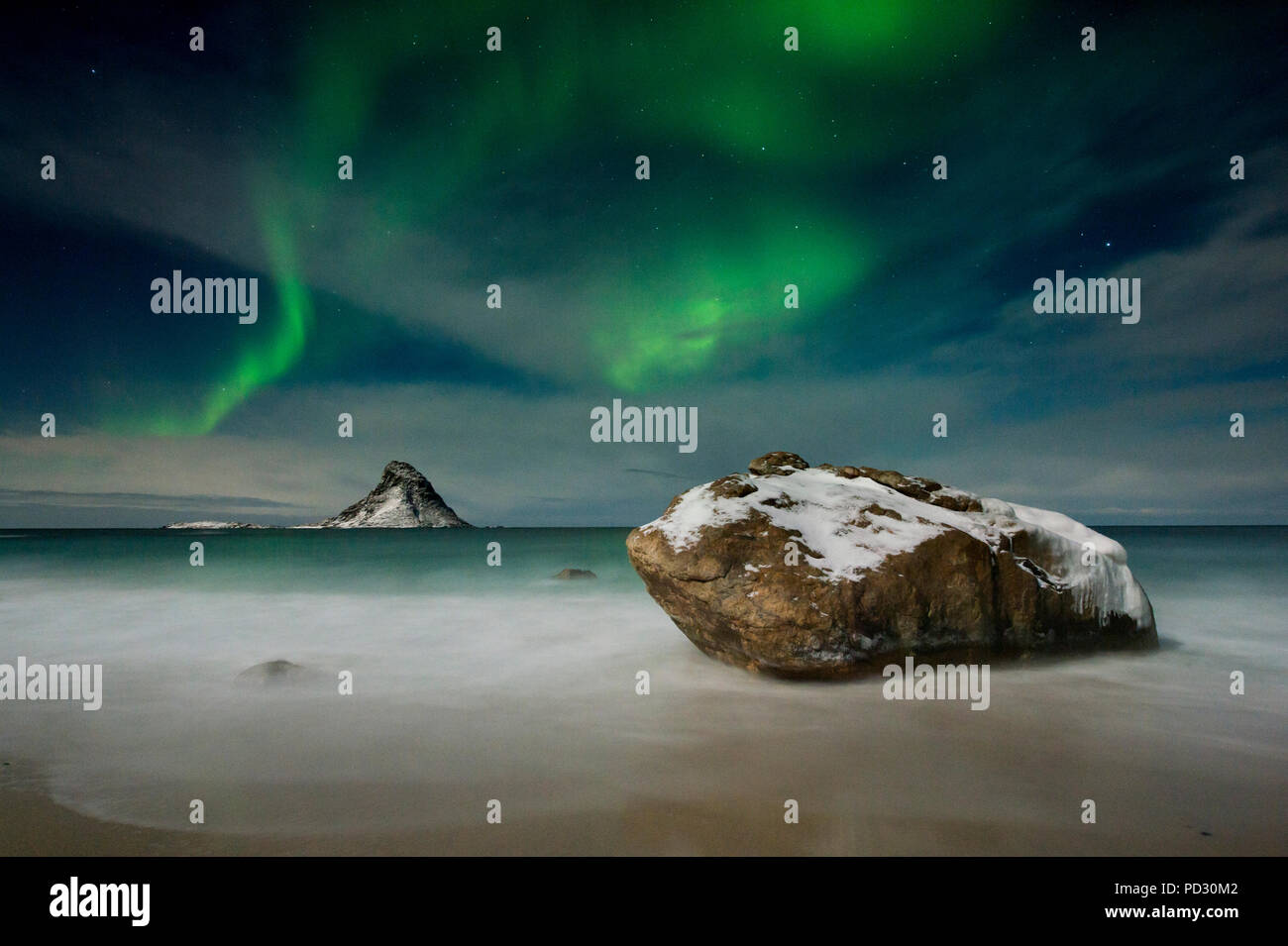 Nordlichter über Puffin Island, Andenes, Nordland, Norwegen Stockfoto