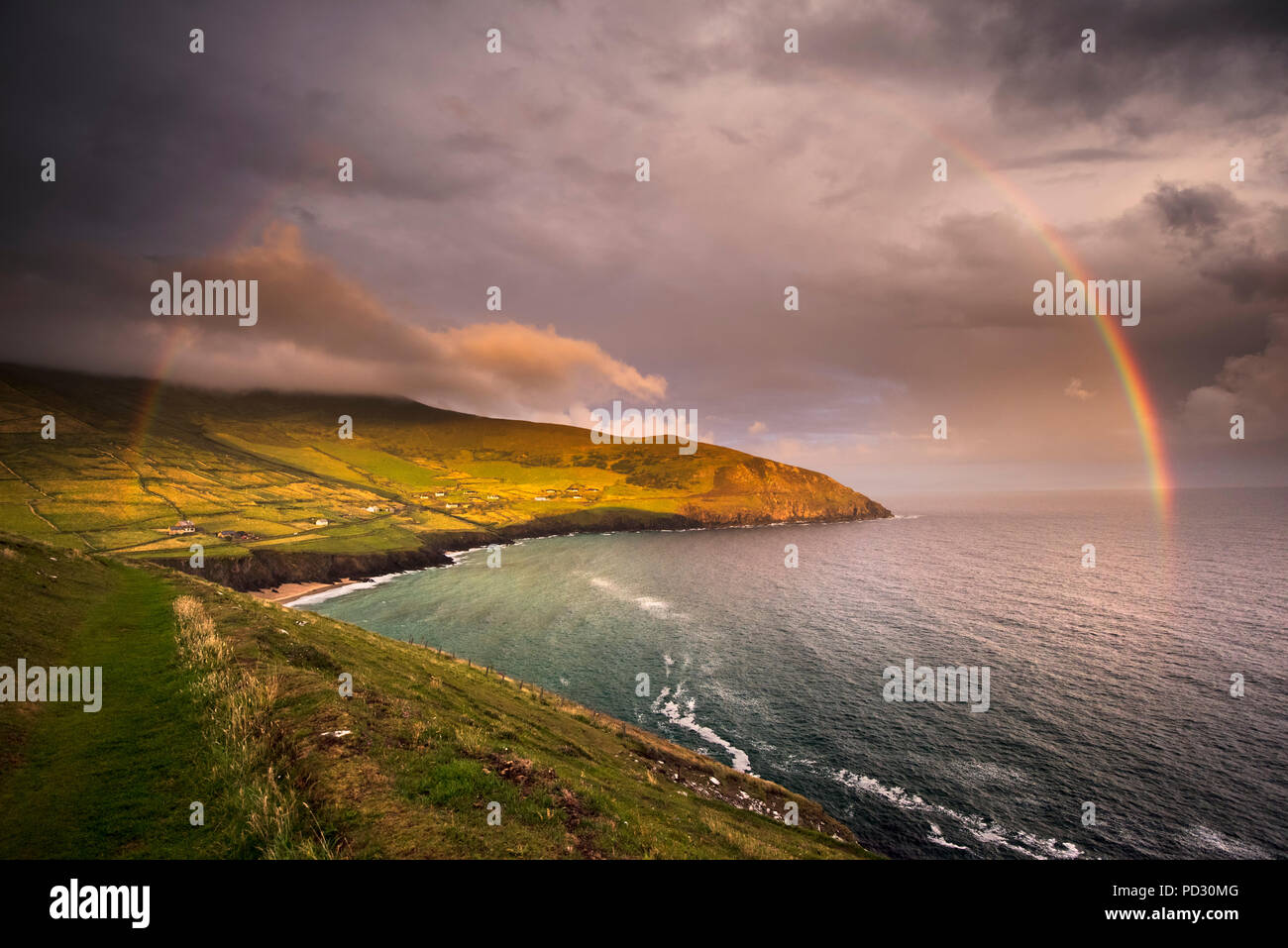 Malerischer Blick auf Coumeenole Strand mit Regenbogen, Slea Head Drive, Dingle, Kerry, Irland Stockfoto
