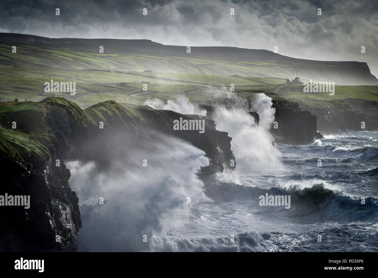 Wellen gegen die Klippen von Moher, Doolin, Clare, Irland Stockfoto