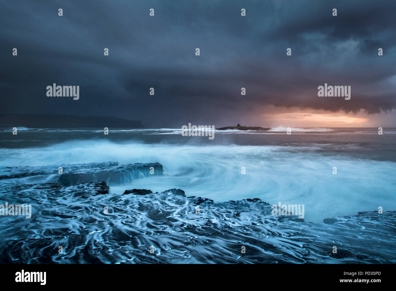 Stürmische winter Sonnenuntergang, Crab Island, Doolin, Clare, Irland Stockfoto