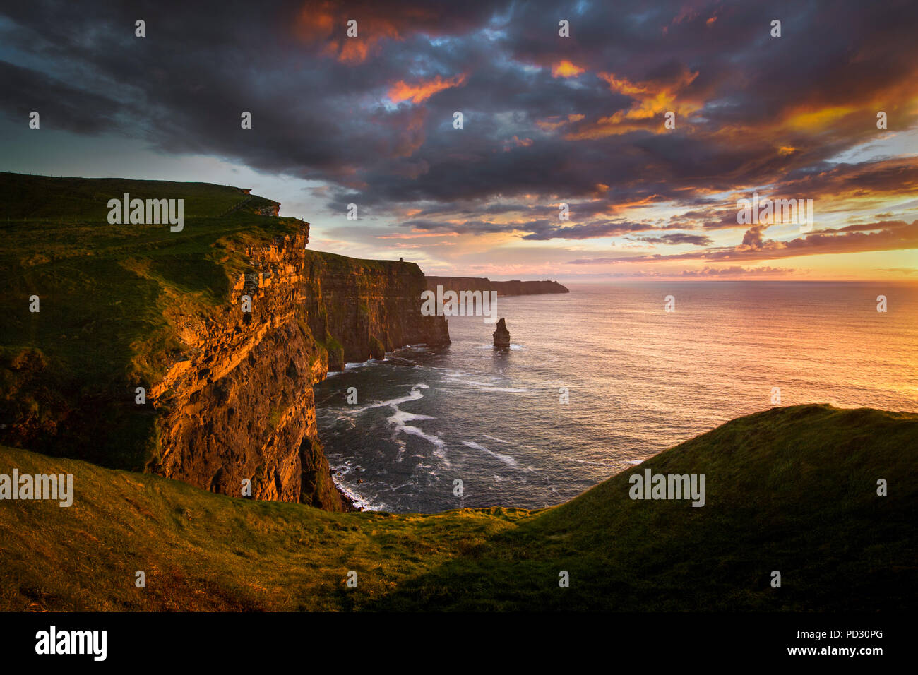 Die Klippen von Moher bei Sonnenuntergang, Doolin, Clare, Irland Stockfoto