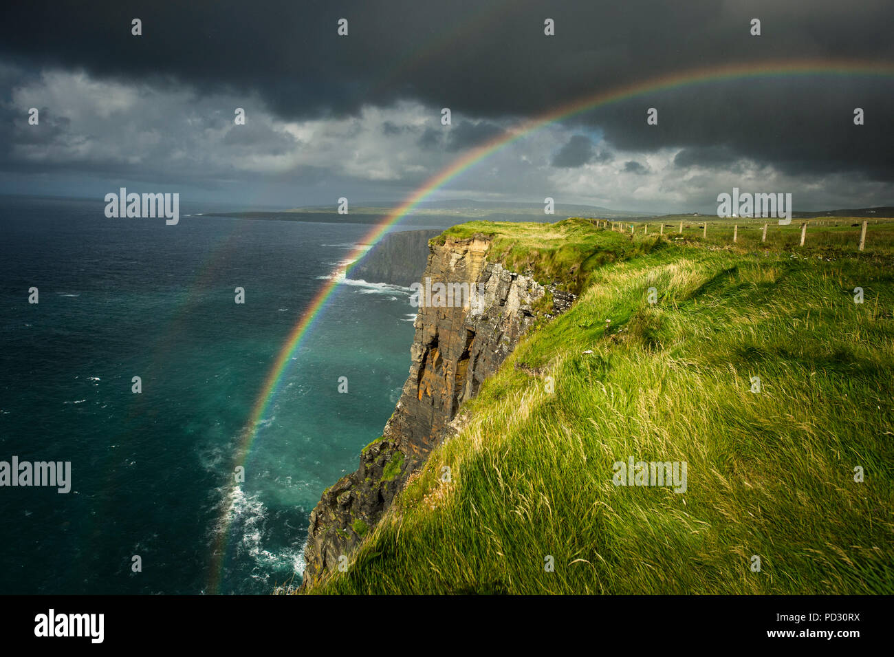 Die Klippen von Moher, Regenbogen über Cliff, Doolin, Clare, Irland Stockfoto