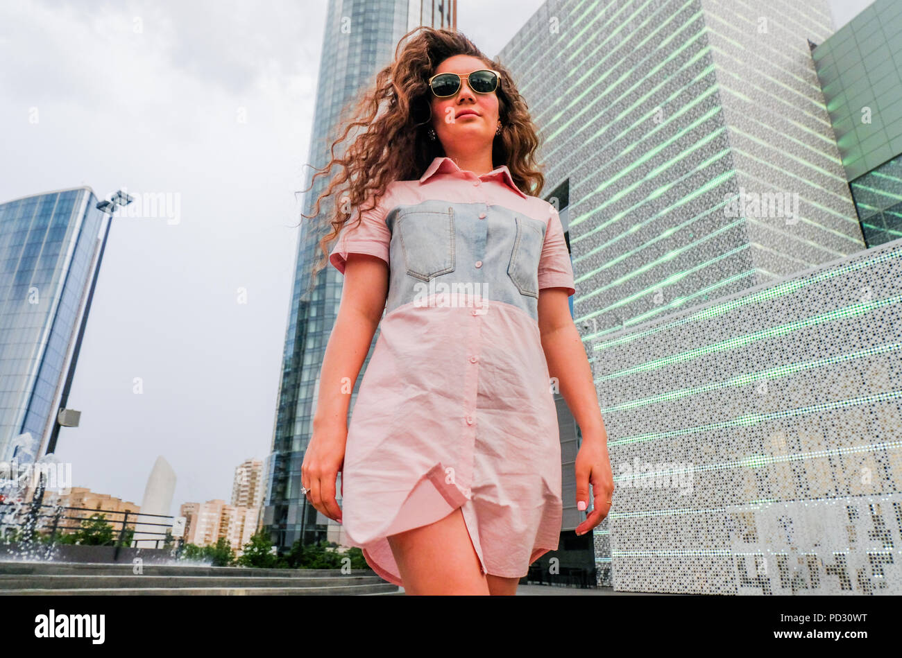 Frau auf Städtereise, Wolkenkratzer im Hintergrund Stockfoto