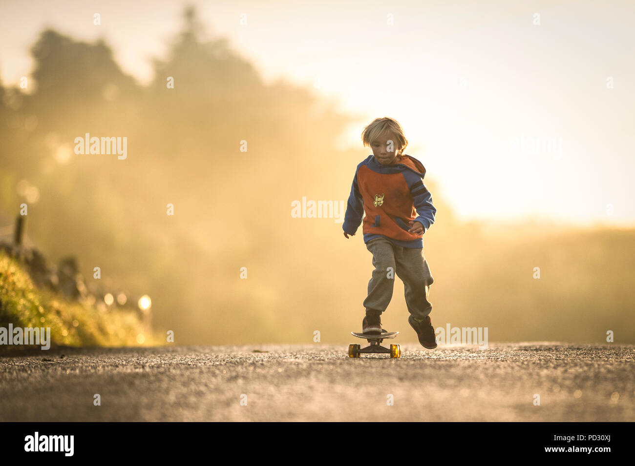 Junge skateboarding bei Sonnenaufgang, Lahinch, Clare, Irland Stockfoto