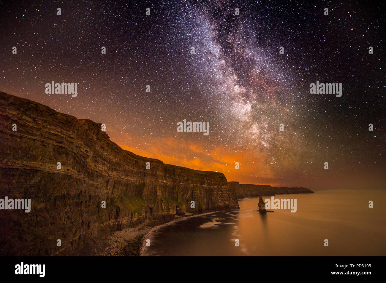 Die Milchstraße über die Cliffs of Moher, Doolin, Clare, Irland sichtbar Stockfoto