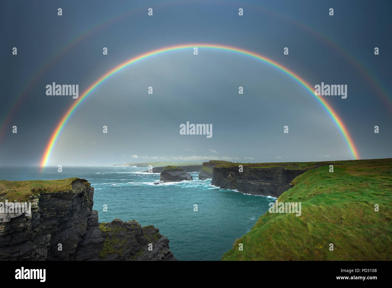 Regenbogen über Klippen, Kilkee Kilkee, Clare, Irland Stockfoto