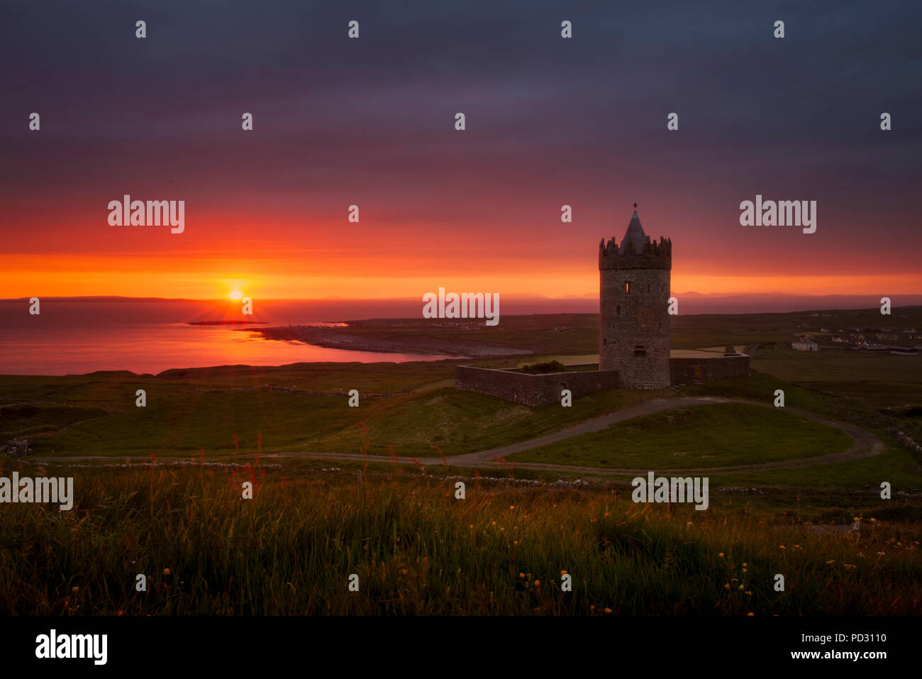 Doonagore Castle bei Sonnenuntergang, Doolin, Clare, Irland Stockfoto