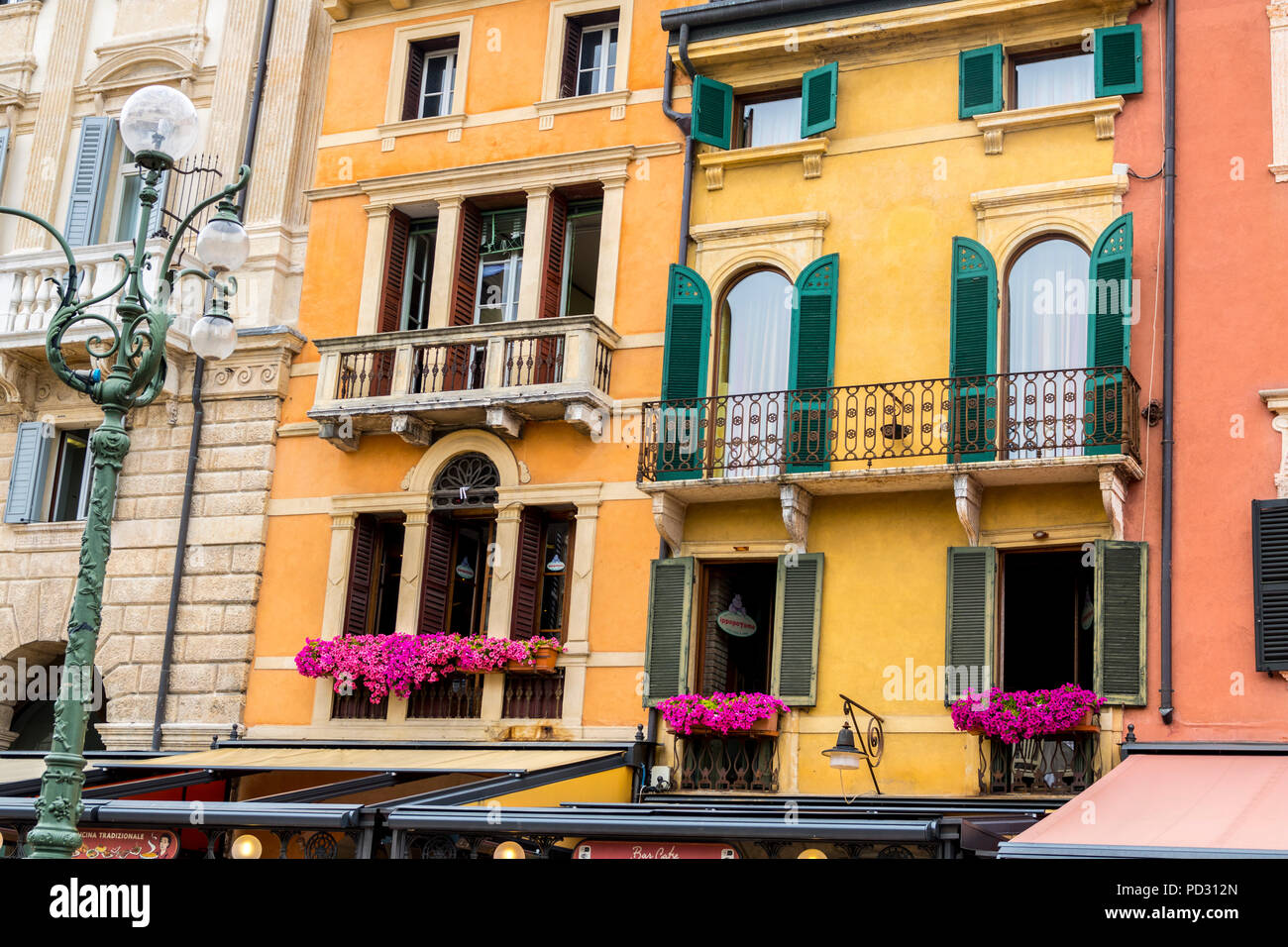 Mehrfarbige, bunte Balkone, Veranden, Fensterläden, Altstadt italienische Architektur Verona Italien gelbe Wände Balkon shutter verzierten traditionellen Stockfoto