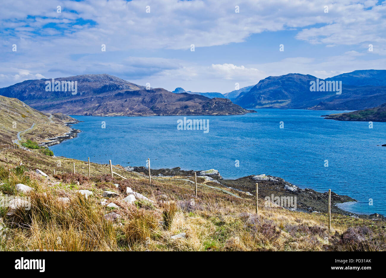 Anzeigen in der Nähe von kylestrome über Loch Glendhu auf die Stapel von Glencoul am Horizont, Sutherland, Scottish Highlands sichtbar, Hirsch Zaun im Vordergrund. Stockfoto