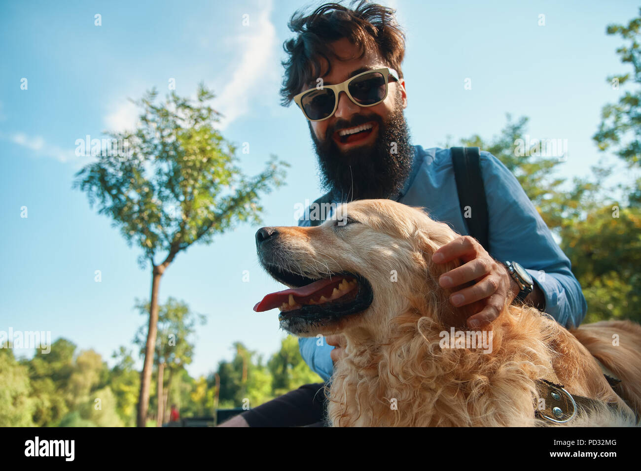 Mensch und Hund Spaß, Spielen, machen lustige Gesichter während Restin Stockfoto