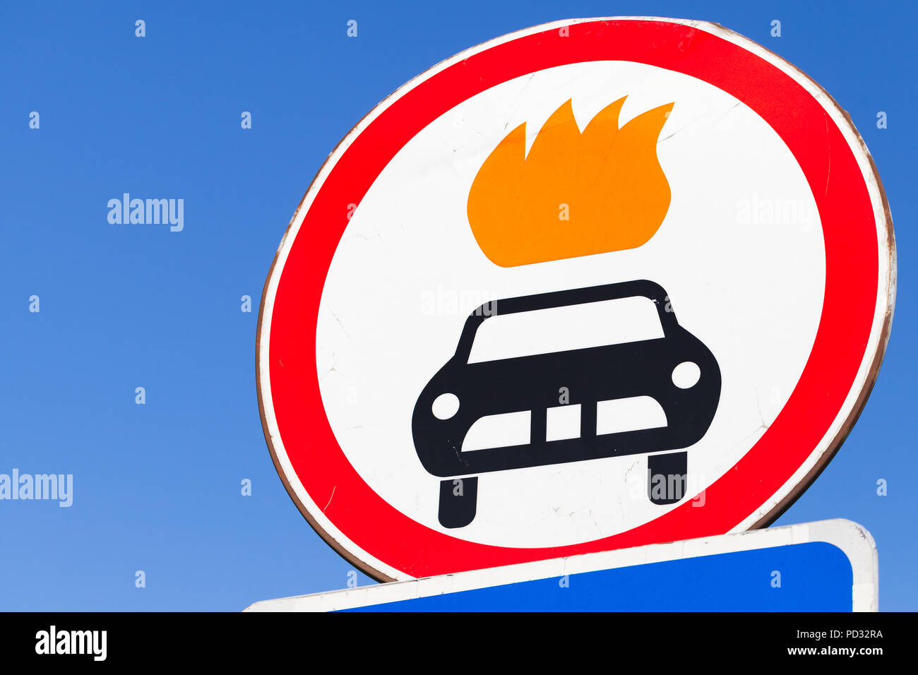 Schild. Die Bewegung von Fahrzeugen mit explosiver und hoch brennbaren Ladung ist verboten. Stockfoto