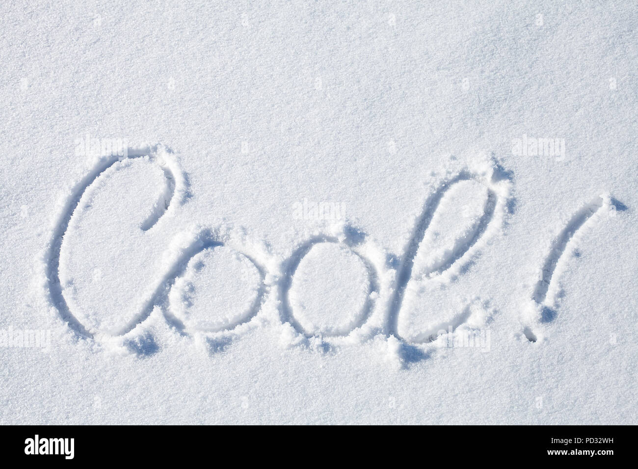 Cool! Hand text auf frischen weißen Schnee gezeichnet Stockfoto