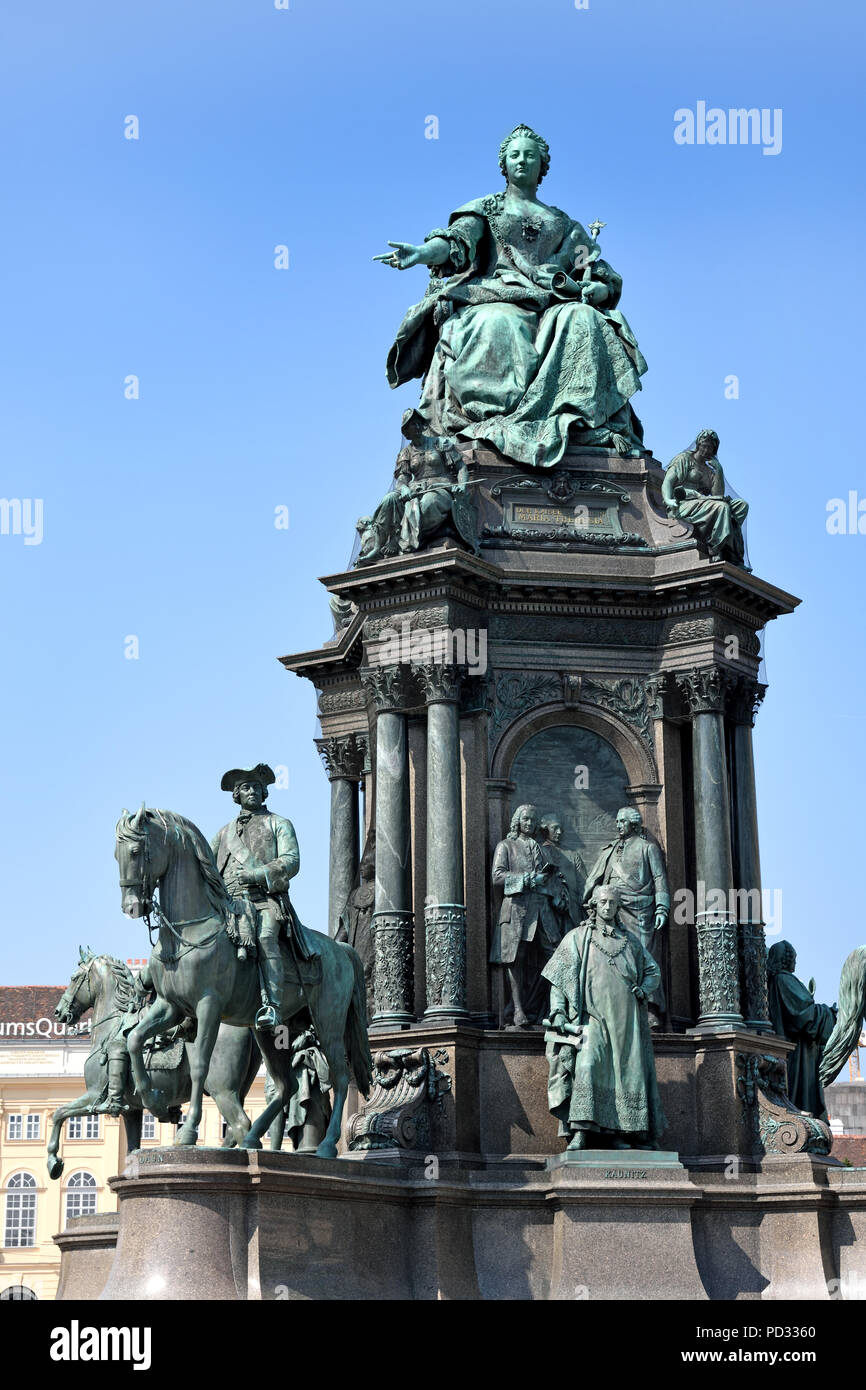 Maria Theresien Platz mit einer Statue von Maria Theresia, Wien, Österreich. (Maria Theresia Denkmal. Das imposanteste Werk der modernen bildenden Kunst in Wien war in 13 Jahren angelegt (Modell 1874, Fertigstellung 1887) von Caspar von Zumbusch (Skulpturen) und Carl von Hasenauer (Gebäude) und stellte am 13. Mai 1888, dem Geburtstag des Herrschers. ) - (Heiligen Römischen Kaiserin deutsche Königin 1745 - 1765 Erzherzogin von Österreich, Königin von Ungarn und Kroatien) Stockfoto