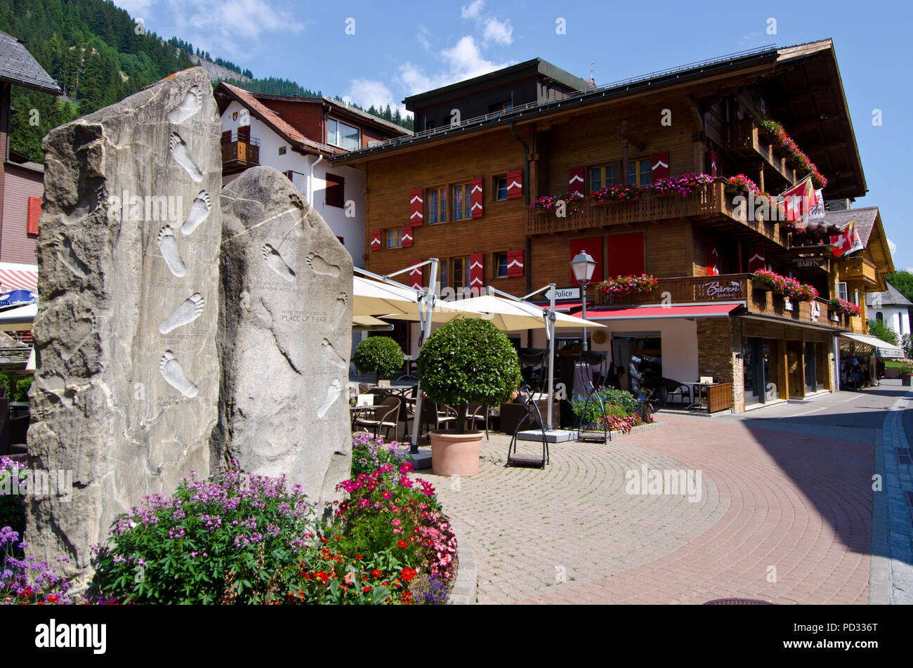 Ferienort Adelboden, Skulptur mit Spuren von Weltcup Ski Champions bei den Rennen Adelboden, Berner Alpen, Schweiz Stockfoto