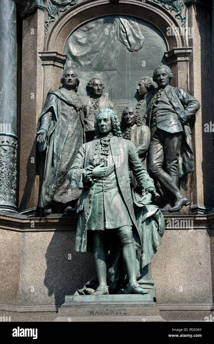 Maria Theresien Platz mit einer Statue von Maria Theresia, Wien, Österreich. (Maria Theresia Denkmal. Das imposanteste Werk der modernen bildenden Kunst in Wien war in 13 Jahren angelegt (Modell 1874, Fertigstellung 1887) von Caspar von Zumbusch (Skulpturen) und Carl von Hasenauer (Gebäude) und stellte am 13. Mai 1888, dem Geburtstag des Herrschers. ) - (Heiligen Römischen Kaiserin deutsche Königin 1745 - 1765 Erzherzogin von Österreich, Königin von Ungarn und Kroatien) Stockfoto