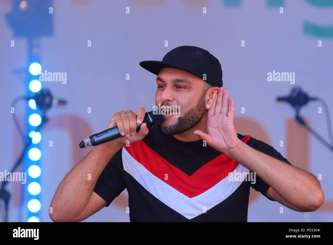 Corey Cooper ist ein aufstrebender Künstler aus Birmingham und ist hier zu sehen live auf der Bühne im Millennium Square in Leeds für die LGBT Pride Stockfoto