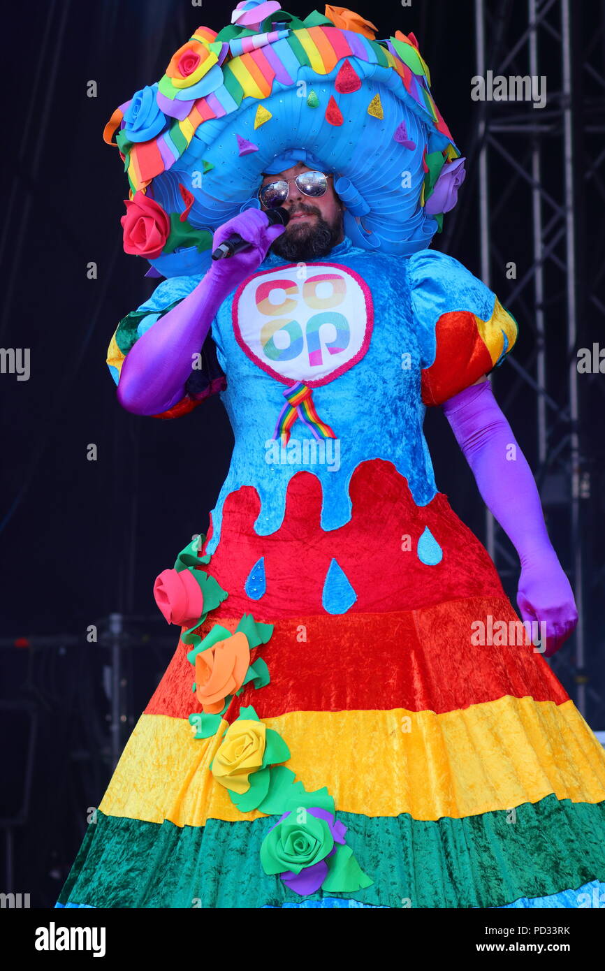 Ein Fund Raiser als der grosse rosa Kleid bekannt führt auf der Bühne im Millennium Square, Leeds während der Leeds LGBT Pride 2018 Stockfoto