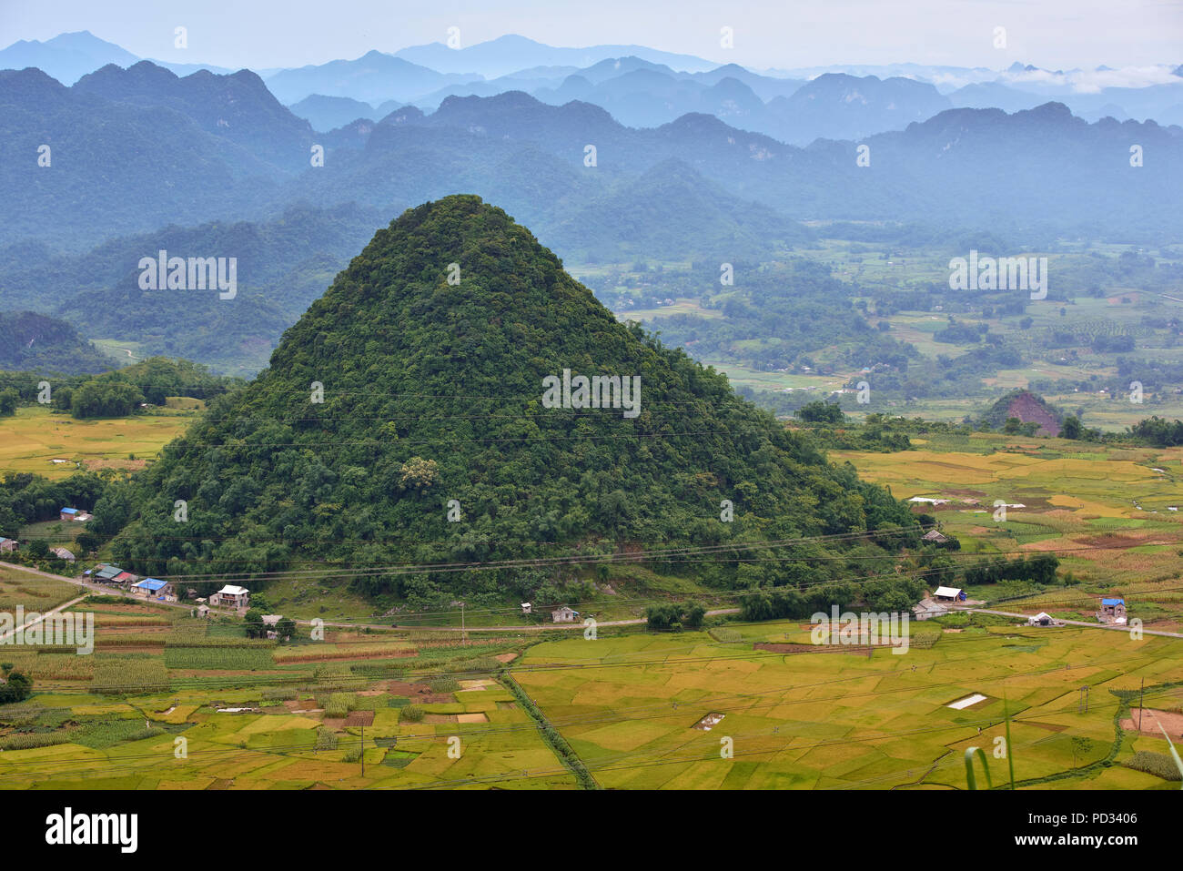 High Angle Shot der Szenerie Hoa Binh in der Region North Vietnam, mit Bergen mit niedrig hängenden Wolken und Nebel in der Ferne. Stockfoto