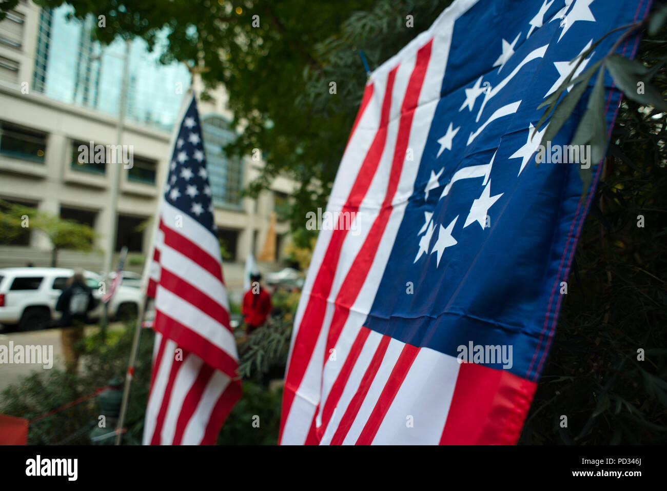 III % (drei Percenter) und US-Flagge von Demonstranten zur Unterstützung der Angeklagten im Prozess gegen die bewaffnete Besetzung der Malheur Wildlife Refuge Stockfoto