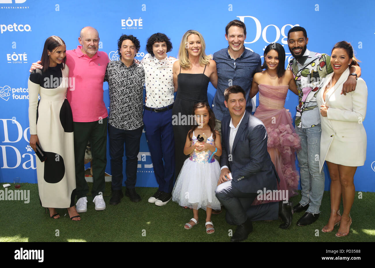 Century City, Ca. 5 Aug, 2018. Nina Dobrev, Rob Corddry, Jon Bass, Finn Wolfhard, Jessica St. Clair, Elizabeth Phoenix Caro, Ken Marino, Michael Cassidy, Vanessa Hudgens, Ton Bell, Eva Longoria, bei der Premiere von "Dog Days" im Atrium am Westfield Century City, Kalifornien LD's Entertainment am 5. August 2018. Credit: Faye Sadou/Medien Punch/Alamy leben Nachrichten Stockfoto