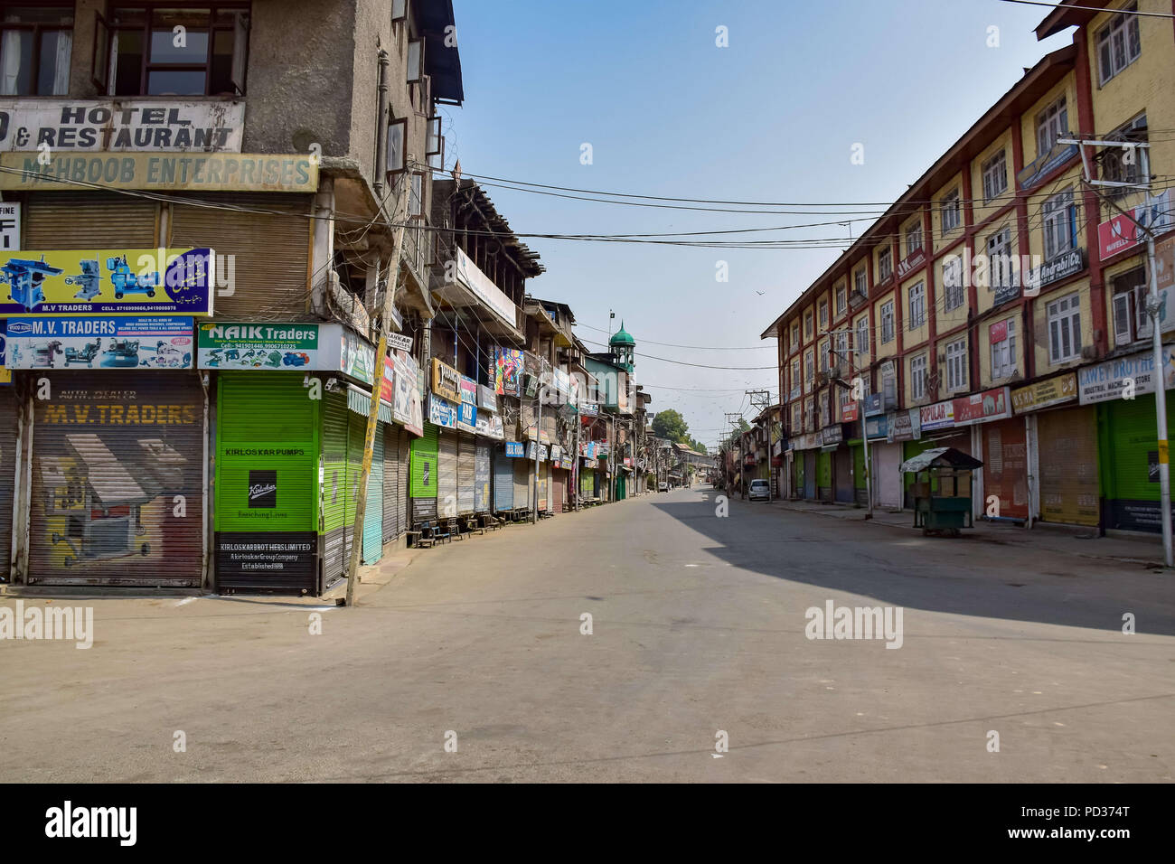 Srinagar, Jammu und Kaschmir, - 6 August, 2018 - Abschaltung in Srinagar vor Protest am Montag. sperrstunde wie Beschränkungen wurden von den Behörden in vielen Teilen von Srinagar Indischen auferlegt Kaschmir kontrolliert den Protest von Separatisten gegen die geplante Beseitigung von Artikel 35a genannten zu verhindern Credit: Abbas Idrees/SOPA Images/ZUMA Draht/Alamy leben Nachrichten Stockfoto