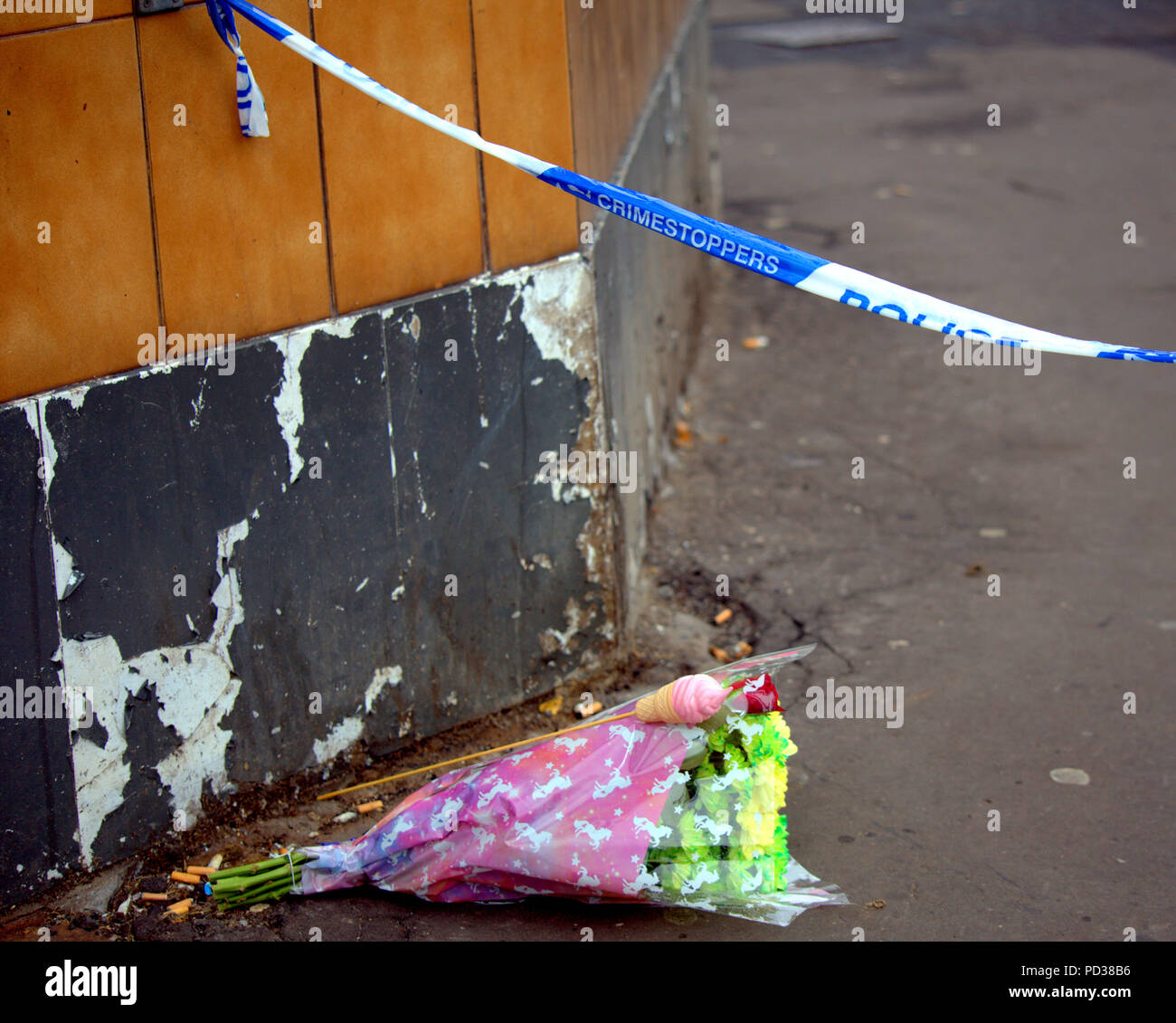 Glasgow, Schottland, UK 6 Kilbowie Straße in Clydebank ist die Szene für die jüngsten Morde in Glasgow. Ein Mann starb und ein weiterer schwer verletzt als Massen von der Polizei auf die Stadt herab in der vergangenen Nacht aus der Szene zu versiegeln, wie der erste floral Tribute am frühen Morgen erschienen.. Gerard Fähre / alamy Nachrichten Stockfoto