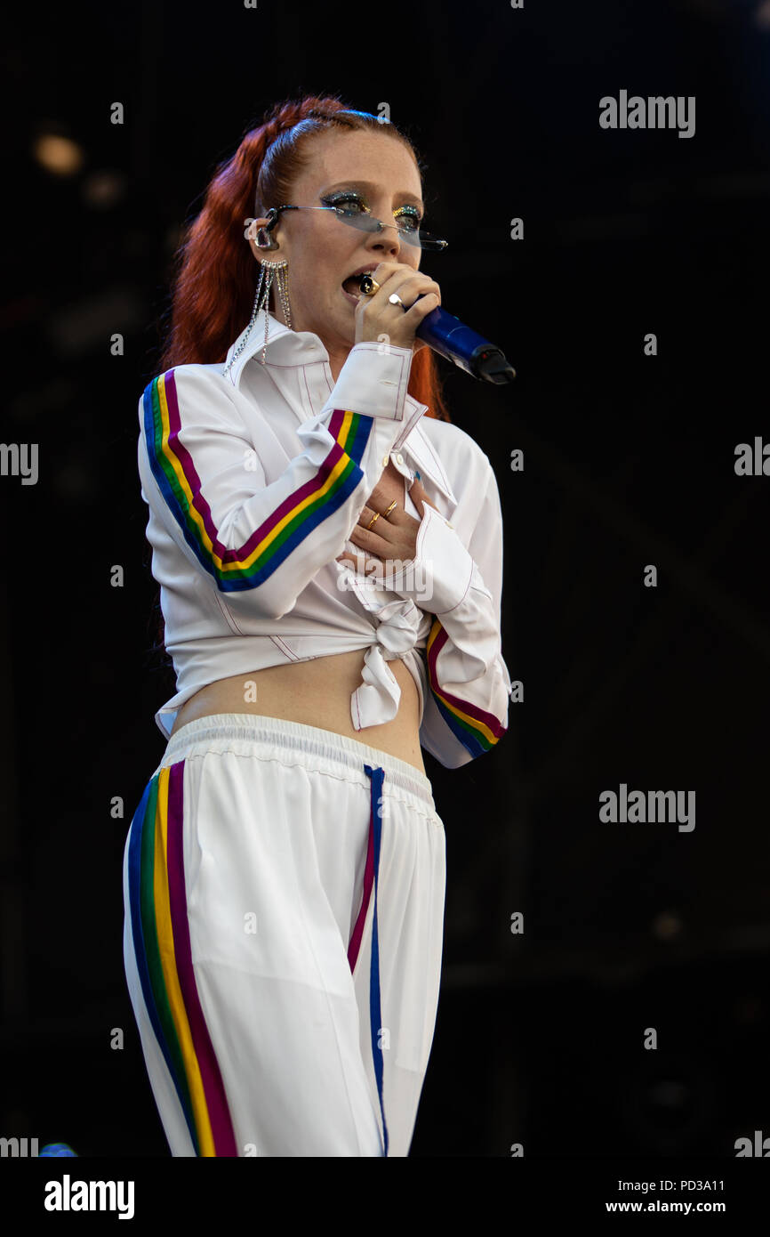 Brighton, UK. 5. August 2018. Jess Glynne, führt zu einem verpackten Masse an Brighton Stolz 2018 Credit: Hugh Wilton/Alamy leben Nachrichten Stockfoto