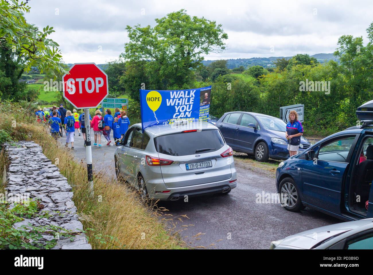 Ballydehob, West Cork, Irland. 6. August 2018. Pater Tony Coote heute abgeschlossen sein Epos gehen, während Sie gehen können das Bewusstsein für die irischen Bewegungsneuronkrankheit Verein zu erhöhen. Pater Tony Coote bereits ein Leidendes der Motoneurone begann am 10. Juli in Letterkenny Donegal und heute 6. August in Ballydehob West Cork, insgesamt 545 Km. Er war für die letzte Phase von einer riesigen Menge von anderen Wanderer und Gönner, die ihn in Ballydehob begleitet. . Credit: aphperspective/Alamy leben Nachrichten Stockfoto