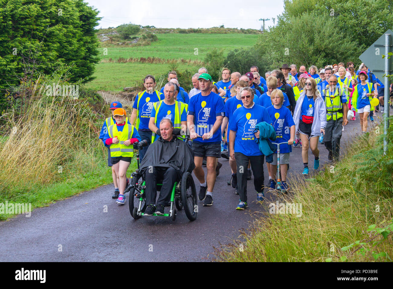 Ballydehob, West Cork, Irland. 6. August 2018. Pater Tony Coote heute abgeschlossen sein Epos gehen, während Sie gehen können das Bewusstsein für die irischen Bewegungsneuronkrankheit Verein zu erhöhen. Pater Tony Coote bereits ein Leidendes der Motoneurone begann am 10. Juli in Letterkenny Donegal und heute 6. August in Ballydehob West Cork, insgesamt 545 Km. Er war für die letzte Phase von einer riesigen Menge von anderen Wanderer und Gönner, die ihn in Ballydehob begleitet. . Credit: aphperspective/Alamy leben Nachrichten Stockfoto
