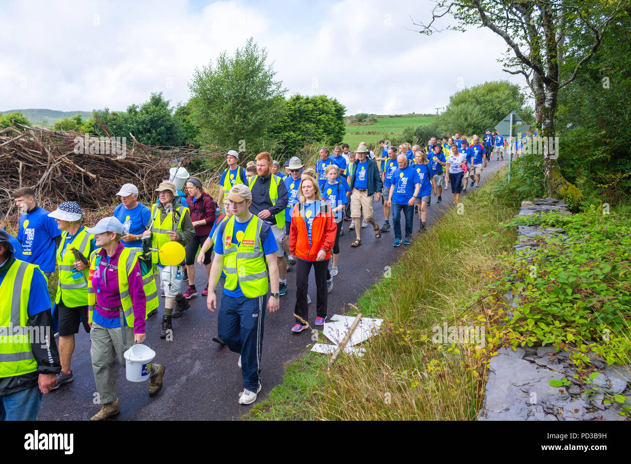 Ballydehob, West Cork, Irland. 6. August 2018. Pater Tony Coote heute abgeschlossen sein Epos gehen, während Sie gehen können das Bewusstsein für die irischen Bewegungsneuronkrankheit Verein zu erhöhen. Pater Tony Coote bereits ein Leidendes der Motoneurone begann am 10. Juli in Letterkenny Donegal und heute 6. August in Ballydehob West Cork, insgesamt 545 Km. Er war für die letzte Phase von einer riesigen Menge von anderen Wanderer und Gönner, die ihn in Ballydehob begleitet. . Credit: aphperspective/Alamy leben Nachrichten Stockfoto