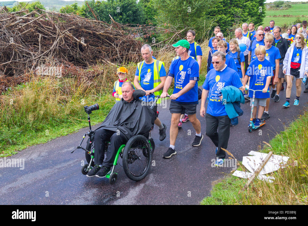 Ballydehob, West Cork, Irland. 6. August 2018. Pater Tony Coote heute abgeschlossen sein Epos gehen, während Sie gehen können das Bewusstsein für die irischen Bewegungsneuronkrankheit Verein zu erhöhen. Pater Tony Coote bereits ein Leidendes der Motoneurone begann am 10. Juli in Letterkenny Donegal und heute 6. August in Ballydehob West Cork, insgesamt 545 Km. Er war für die letzte Phase von einer riesigen Menge von anderen Wanderer und Gönner, die ihn in Ballydehob begleitet. . Credit: aphperspective/Alamy leben Nachrichten Stockfoto