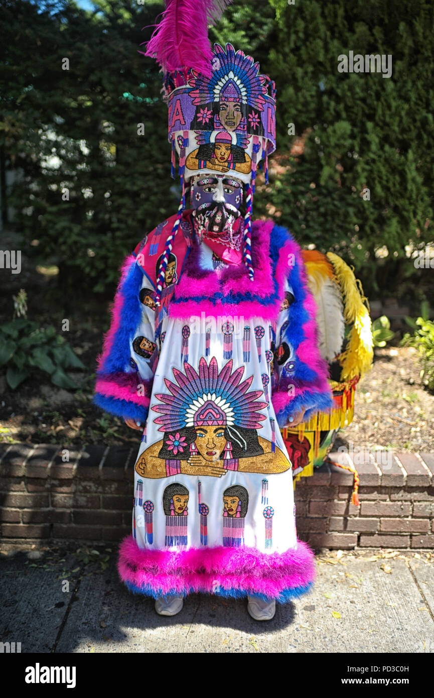 New York City, Queens, USA. 8. Juli 2018. Chinelos sind eine Art von traditionellen kostümierte Tänzer, die im mexikanischen Bundesstaat Morelos beliebt ist, Teile des Staates von Mexiko und der Föderalen Bezirk von Mexiko Stadt, vor allem von den Bezirken Milpa Alta und Xochimilco. Die Tradition entstand aus der Vermischung von Indigenen und katholischen Traditionen, vor allem der Karneval, mit dessen Genehmigung, die Abgeklebt und zu verspotten. Chinelos mock die Europäer und die Europäischen Manierismus aus der Kolonialzeit bis zum Ende des 19. Jahrhunderts. Feier der Flower Festival in New York, entlang der 37th Avenue, Stockfoto