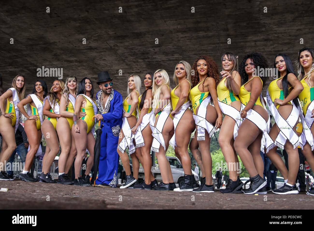 Sao Paulo, Brasilien. 6 Aug, 2018. Miss Bum Bum Brasilien contest Kandidaten zeigen ihre Attribute in einer Parade, die an der Avenida Paulista Credit: Dario Oliveira/ZUMA Draht/Alamy Leben Nachrichten nahm Stockfoto