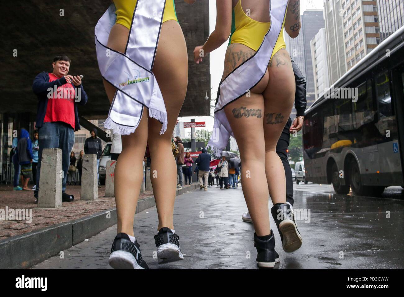 Sao Paulo, Brasilien. 6 Aug, 2018. Miss Bum Bum Brasilien contest Kandidaten zeigen ihre Attribute in einer Parade, die an der Avenida Paulista Credit: Dario Oliveira/ZUMA Draht/Alamy Leben Nachrichten nahm Stockfoto