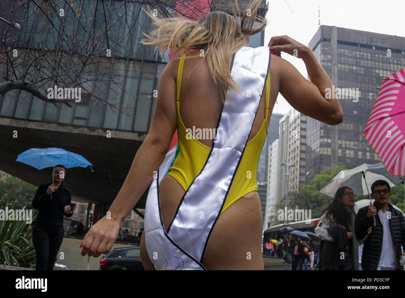 Sao Paulo, Brasilien. 6 Aug, 2018. Miss Bum Bum Brasilien contest Kandidaten zeigen ihre Attribute in einer Parade, die an der Avenida Paulista Credit: Dario Oliveira/ZUMA Draht/Alamy Leben Nachrichten nahm Stockfoto