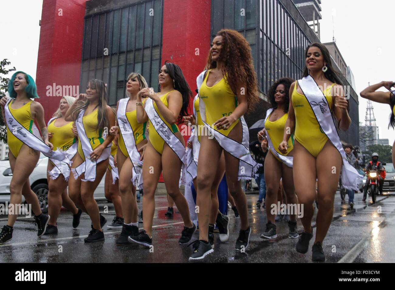Sao Paulo, Brasilien. 6 Aug, 2018. Miss Bum Bum Brasilien contest Kandidaten zeigen ihre Attribute in einer Parade, die an der Avenida Paulista Credit: Dario Oliveira/ZUMA Draht/Alamy Leben Nachrichten nahm Stockfoto