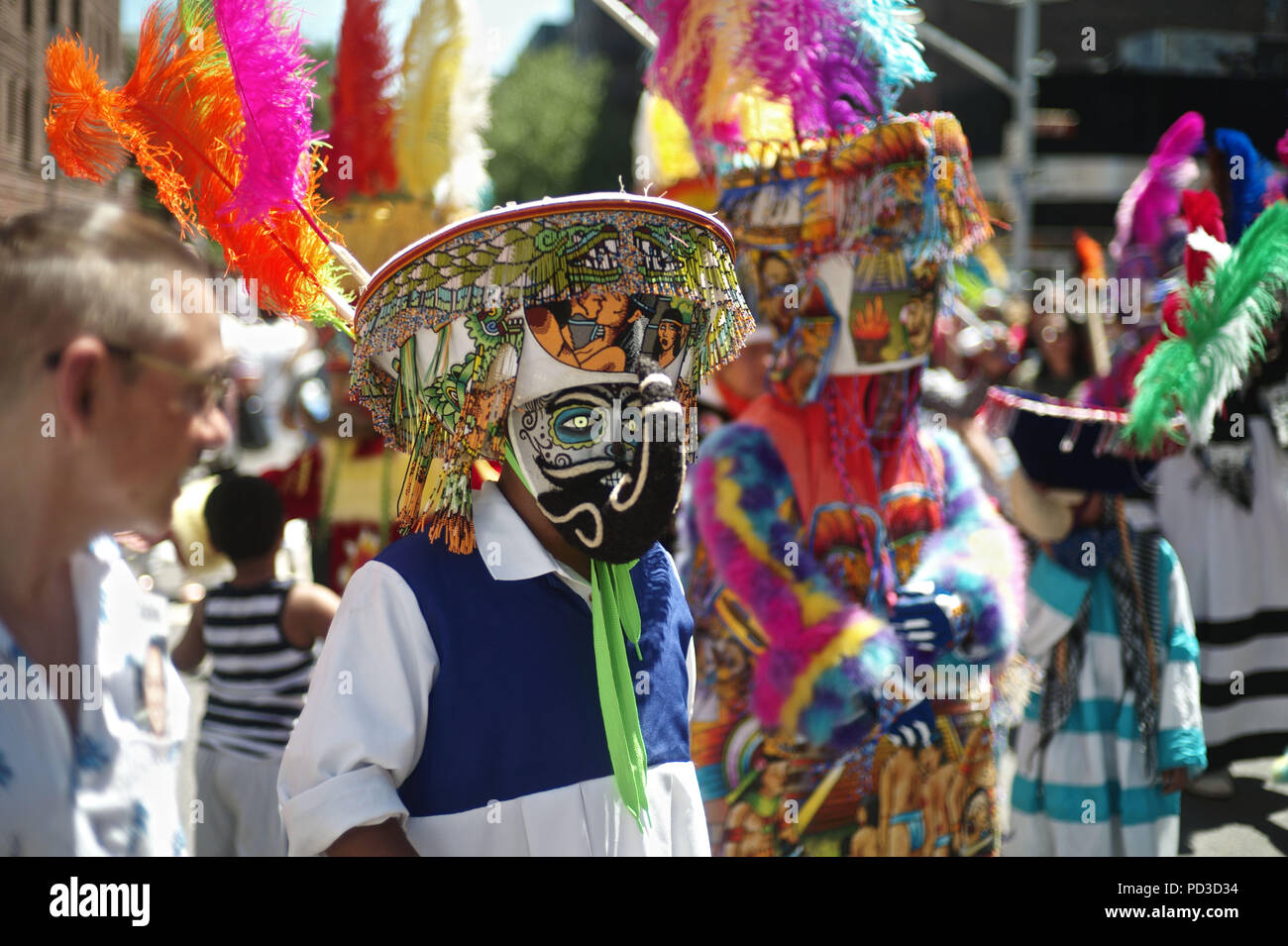 Juli 8, 2018 - New York City, Queens, Vereinigte Staaten - Chinelos sind eine Art von traditionellen kostümierte Tänzer, die im mexikanischen Bundesstaat Morelos beliebt ist, Teile des Staates von Mexiko und der Föderalen Bezirk von Mexiko Stadt, vor allem von den Bezirken Milpa Alta und Xochimilco. Die Tradition entstand aus der Vermischung von Indigenen und katholischen Traditionen, vor allem der Karneval, mit dessen Genehmigung, die Abgeklebt und zu verspotten. Chinelos mock die Europäer und die Europäischen Manierismus aus der Kolonialzeit bis zum Ende des 19. Jahrhunderts. . Feier der Flower Festival in New York, entlang der 37th Avenue, Stockfoto