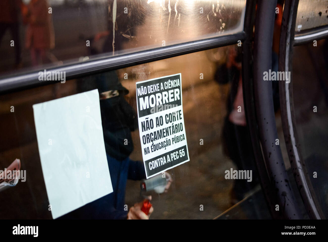 CURITIBA, PR - 06.08.2018: PROTESTO UMHÄNGE - Studenten und politischen Bewegungen gegen die Kürzungen der Mittel für die wissenschaftliche Forschung Stipendien an Universitäten und Bildungseinrichtungen in Brasilien protestiert haben. Demonstranten in der Santos Andrade Square konzentriert, vor dem historischen Gebäude der Universität von Paraná - UFPR - und ging durch die Innenstadt von Straßen, die Beendigung der Tat in BOCA Maldita. Auf dem Weg, Sie eingefügt Faltblätter und riefen Parolen gegen das Gericht und gegen die Temer Regierung. Und sie forderte die Freigabe der Randalierer in Rio de Janeiro während Protein verhaftet Stockfoto