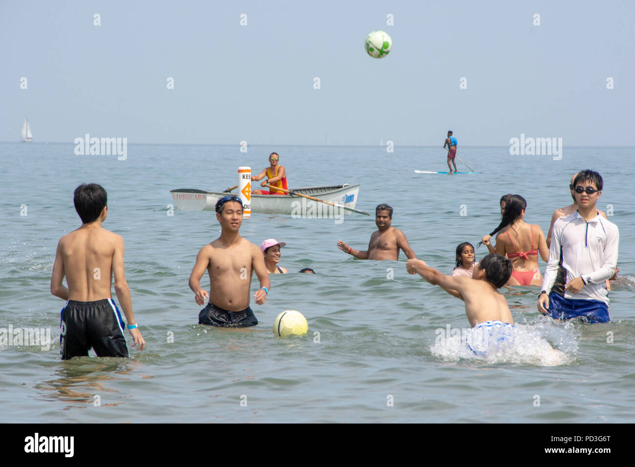 Toronto, Kanada. 5. August 2018. Toronto Rettungsschwimmer wacht auf Schwimmer Abkühlung während einer Hitzewelle auf Woodbine Strand am Sonntag August 5, 2018 in Toronto. Credit: EXImages/Alamy leben Nachrichten Stockfoto