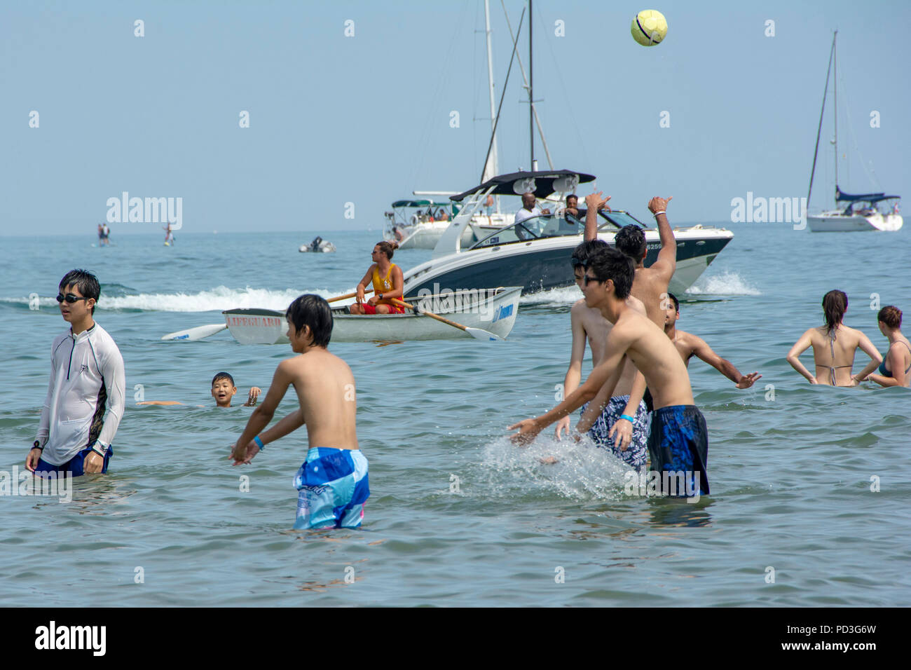 Toronto, Kanada. 5. August 2018. Toronto Rettungsschwimmer wacht auf Schwimmer Abkühlung während einer Hitzewelle auf Woodbine Strand am Sonntag August 5, 2018 in Toronto. Credit: EXImages/Alamy leben Nachrichten Stockfoto