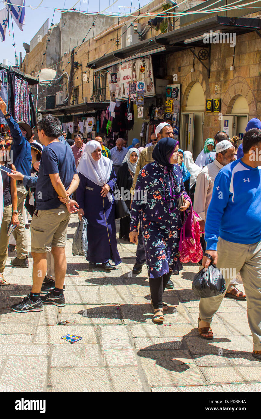 11. Mai 2018 Massen von Einheimischen und Touristen throng der geschäftigen Via Dolorosa in der alten Stadtmauer von Jerusalem Israel an einem sonnigen Freitag Nachmittag Stockfoto