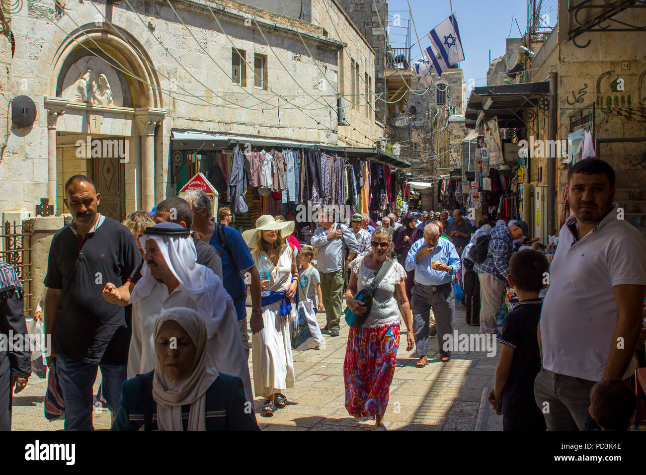 11. Mai 2018 Massen von Einheimischen und Touristen throng der geschäftigen Via Dolorosa in der alten Stadtmauer von Jerusalem Israel an einem sonnigen Freitag Nachmittag Stockfoto