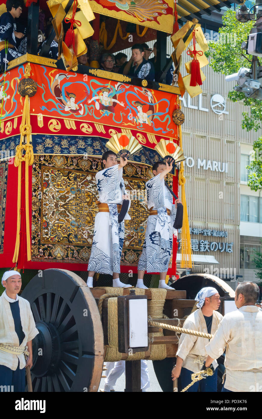 Japanische Männer tanzen auf mikoshi an Gion Matsuri, Kyoto, Japan, 2018 Stockfoto