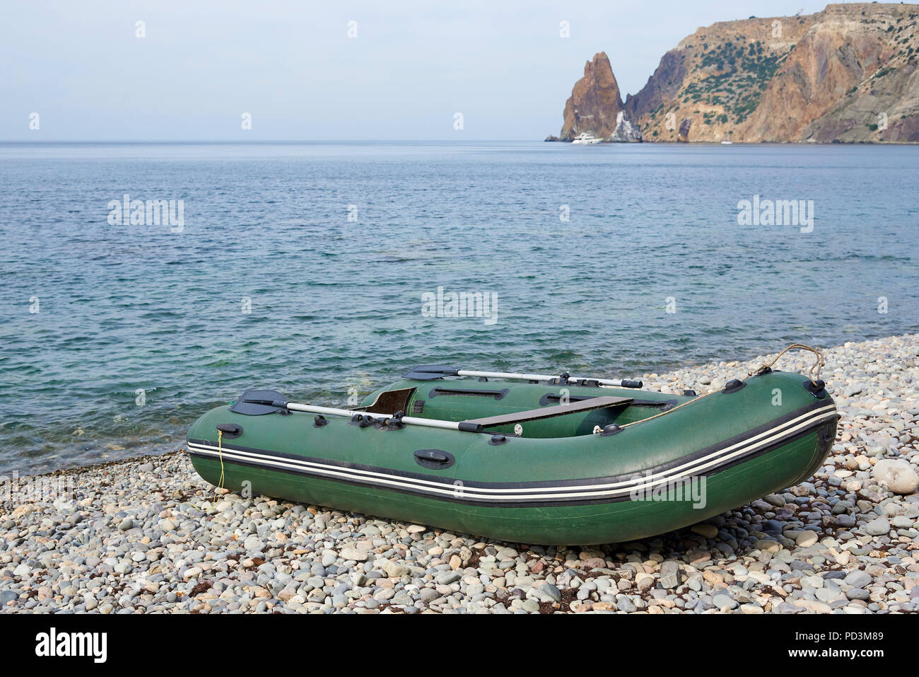 Aufblasbaren Boot auf den Strand. Stockfoto