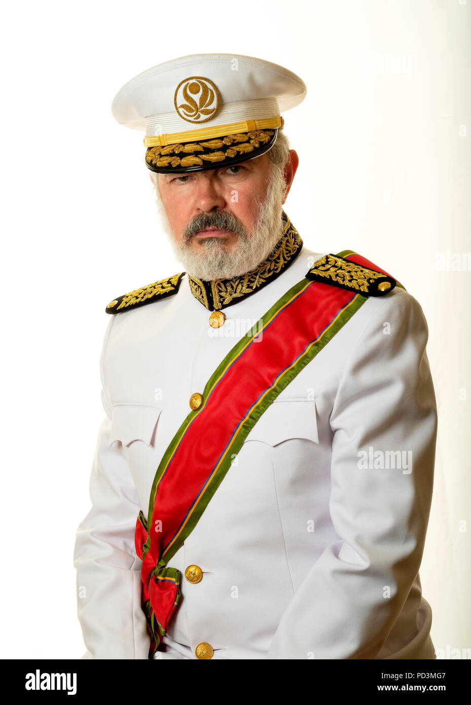 Fiktionale Charakter: Gouverneur Babala mit weißen volle Uniform, rot Anrede Schärpe und Officer's Gap, Stockfoto