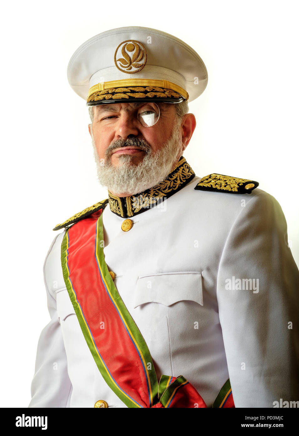Fiktionale Charakter: Gouverneur Babala mit weißen volle Uniform, rot Anrede Schärpe und Monokel, Stockfoto