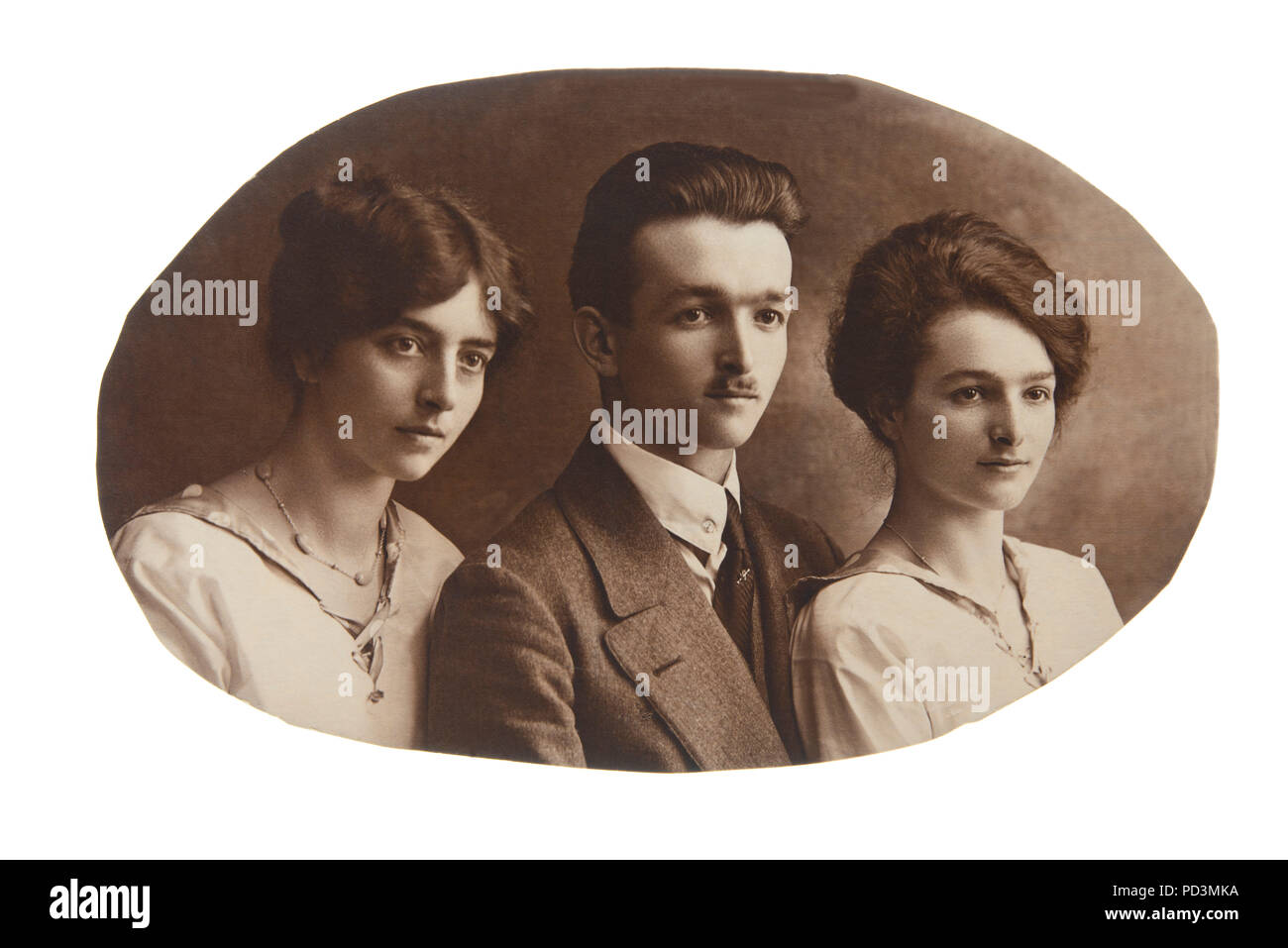 1925 's vintage Sepia getönten Bild mit zwei Schwestern und Bruder, Familienportrait, Frankreich, Europa Stockfoto
